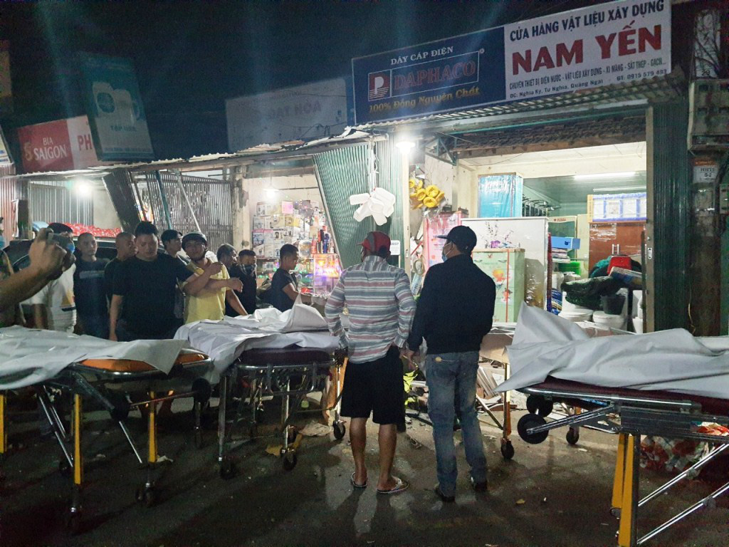 &Ocirc;t&ocirc; tải nổ lốp, mất l&aacute;i t&ocirc;ng v&agrave;o 4 nh&agrave; d&acirc;n l&agrave;m 3 người chết, 4 bị thương - Ảnh 1.