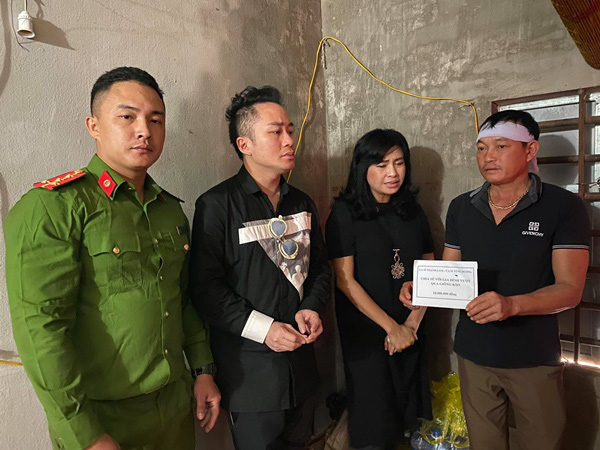 Ca sĩ Thanh Lam, T&ugrave;ng Dương tặng mỗi gia đ&igrave;nh thiệt hại do mưa lũ ở H&agrave; Tĩnh 10 triệu đồng - Ảnh 1.