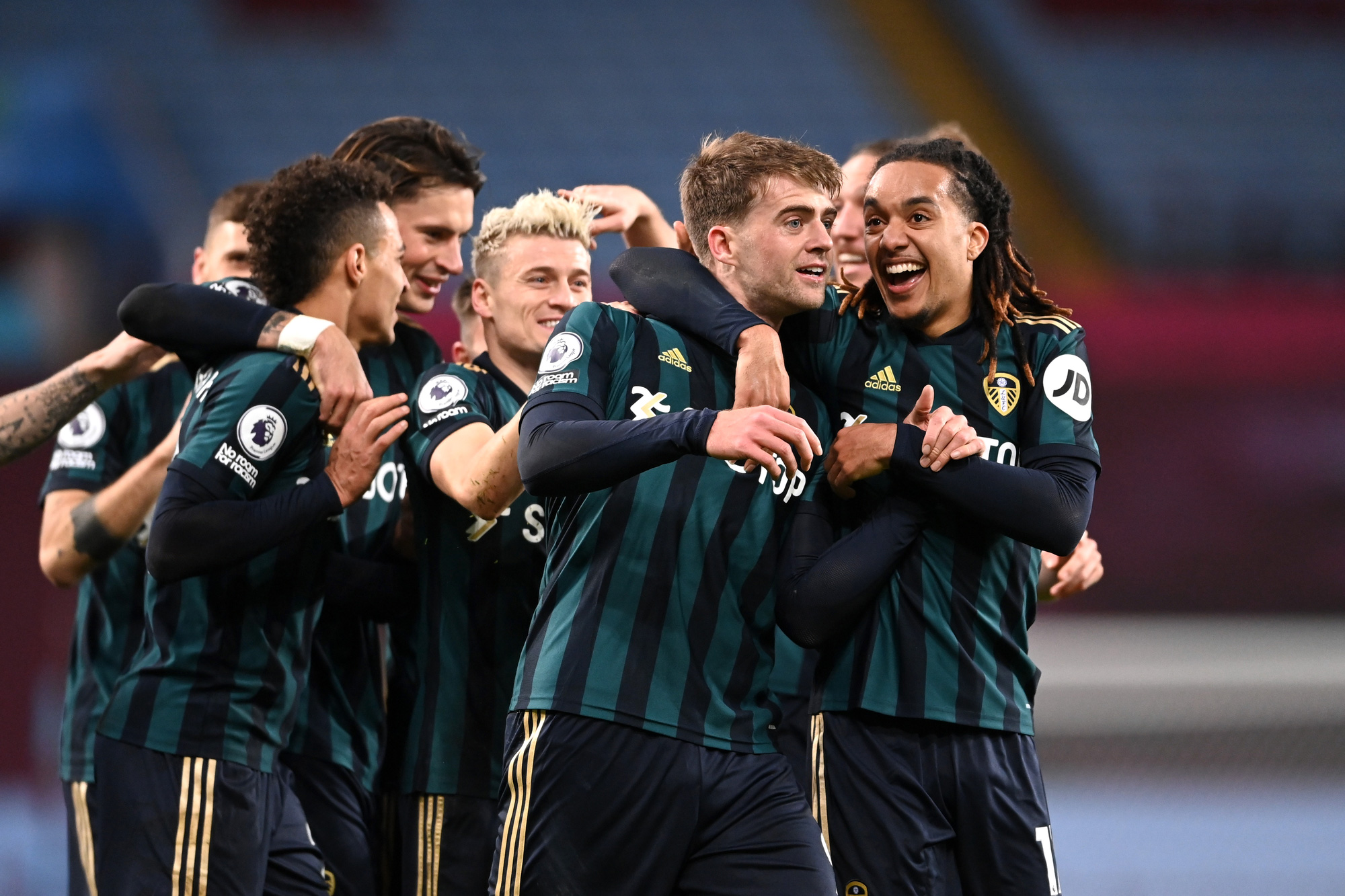 Đại ph&aacute; Aston Villa, Leeds United bay bổng ở Ngoại hạng Anh - Ảnh 7.