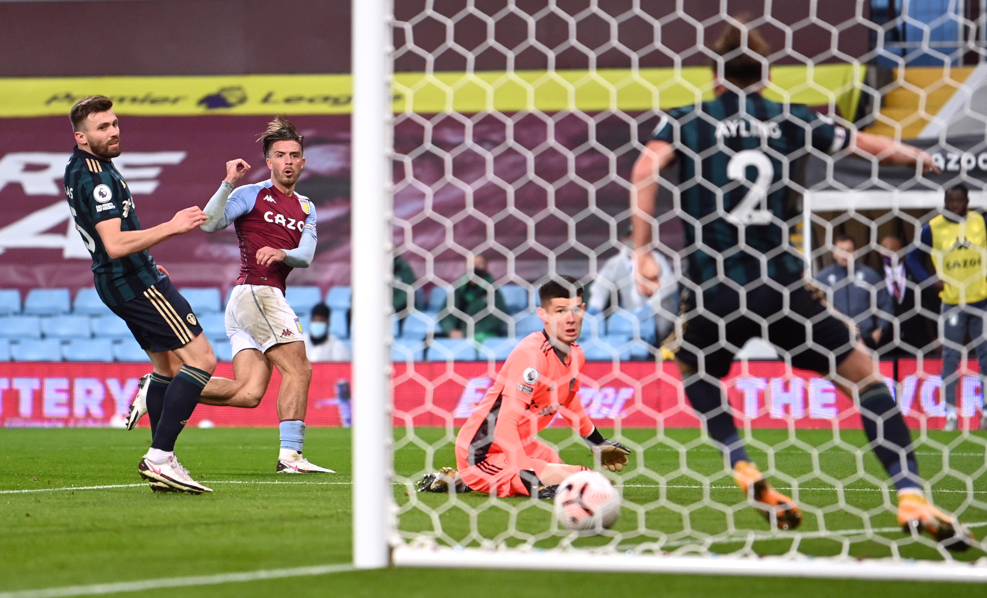 Đại ph&aacute; Aston Villa, Leeds United bay bổng ở Ngoại hạng Anh - Ảnh 3.