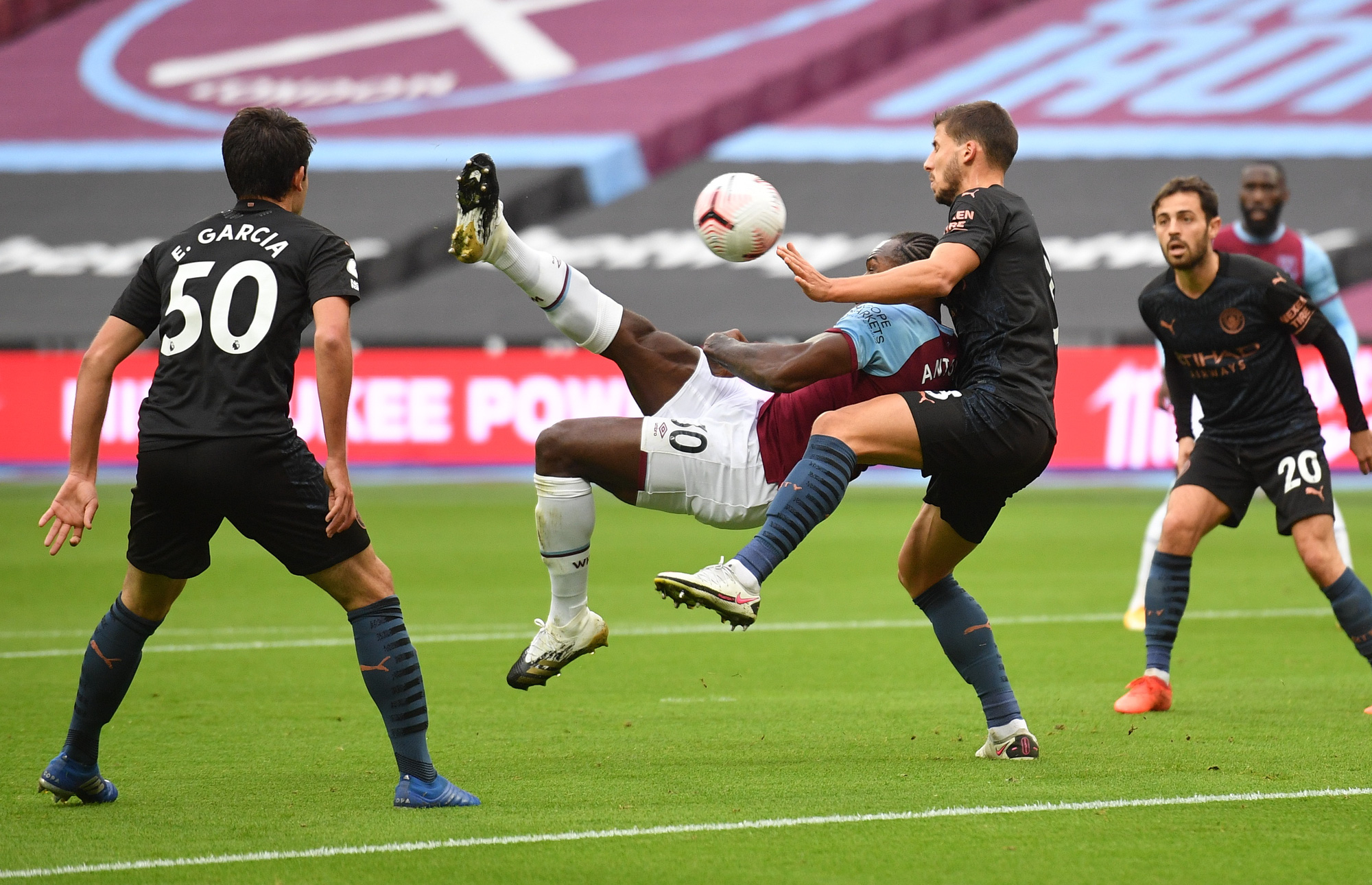 Man City tho&aacute;t hiểm trước West Ham, tiếp tục văng Top 10 - Ảnh 3.