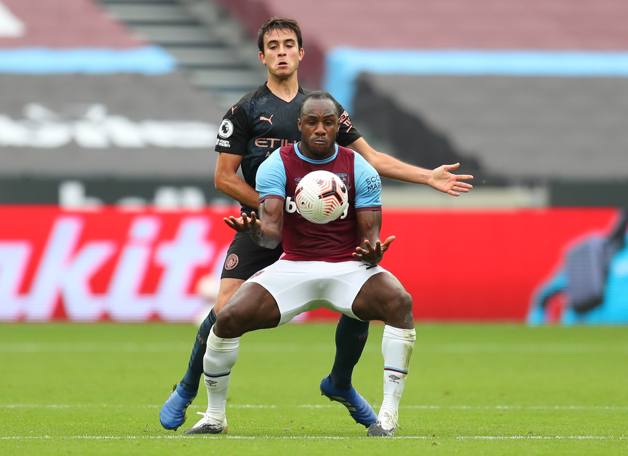 Man City tho&aacute;t hiểm trước West Ham, tiếp tục văng Top 10 - Ảnh 2.