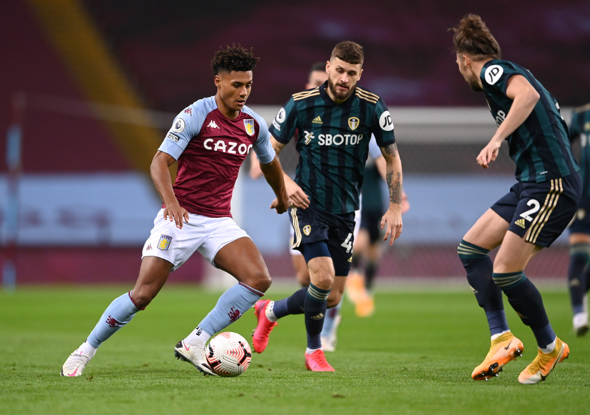 Đại ph&aacute; Aston Villa, Leeds United bay bổng ở Ngoại hạng Anh - Ảnh 1.
