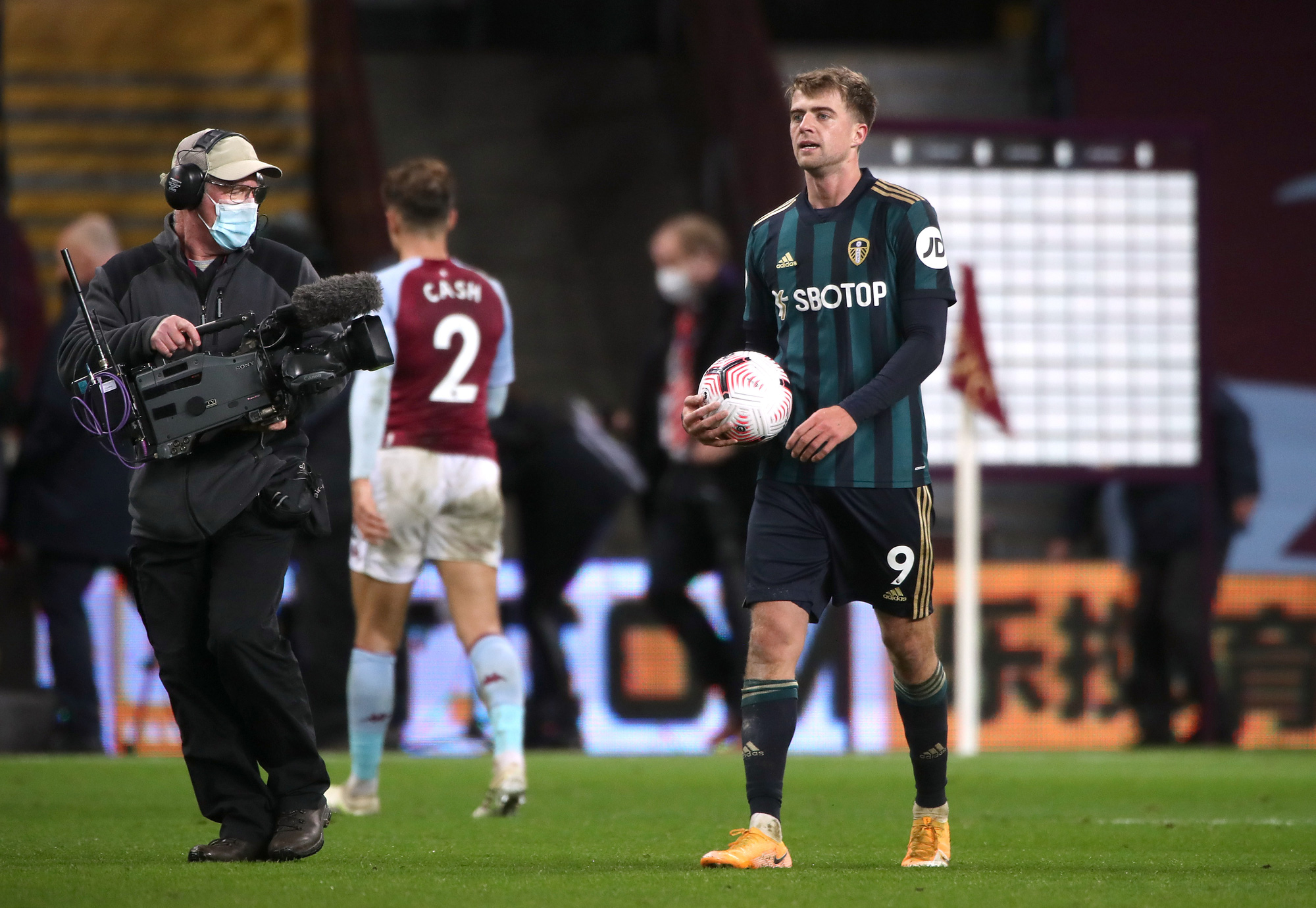 Đại ph&aacute; Aston Villa, Leeds United bay bổng ở Ngoại hạng Anh - Ảnh 6.