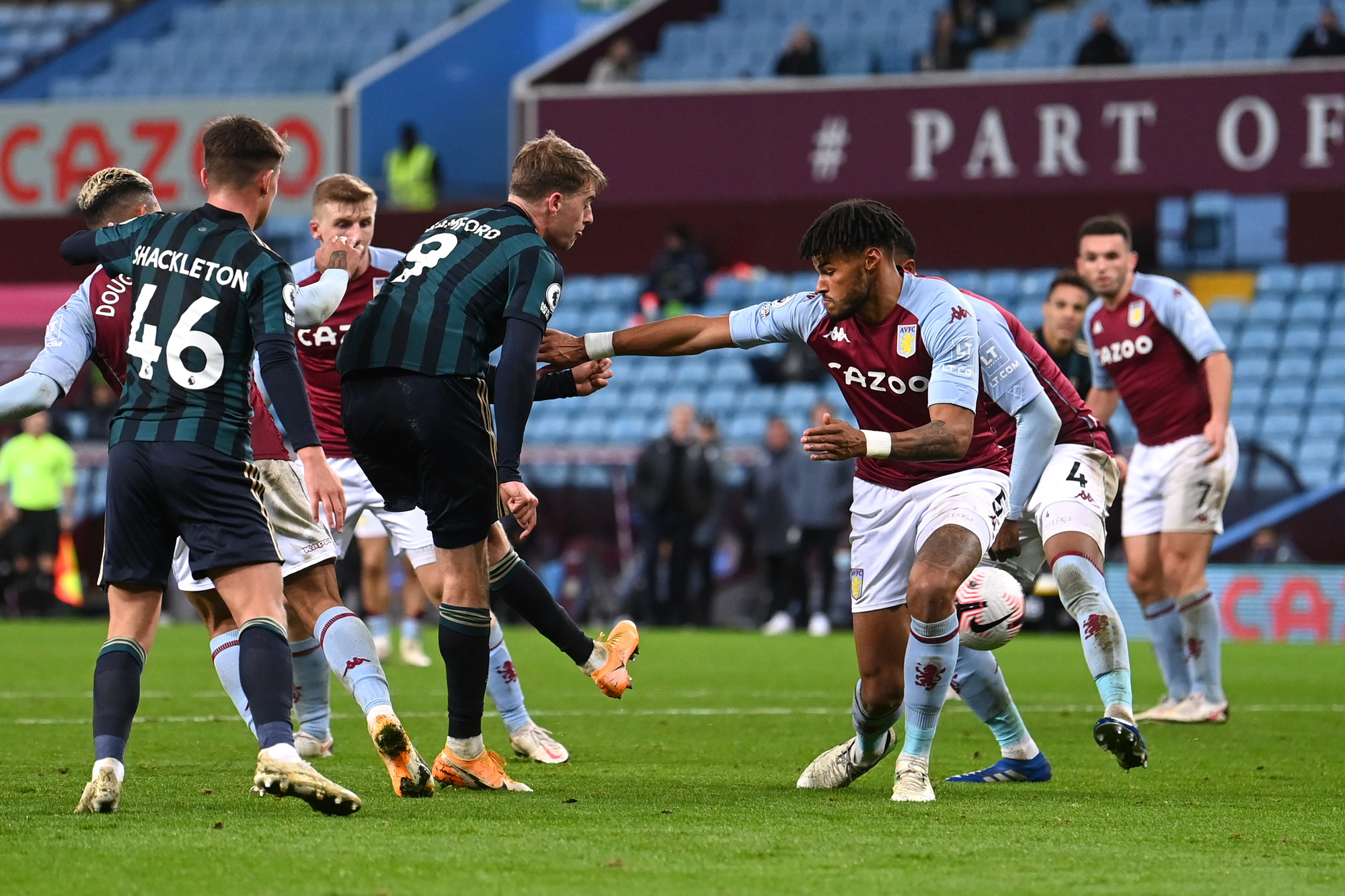 Đại ph&aacute; Aston Villa, Leeds United bay bổng ở Ngoại hạng Anh - Ảnh 5.