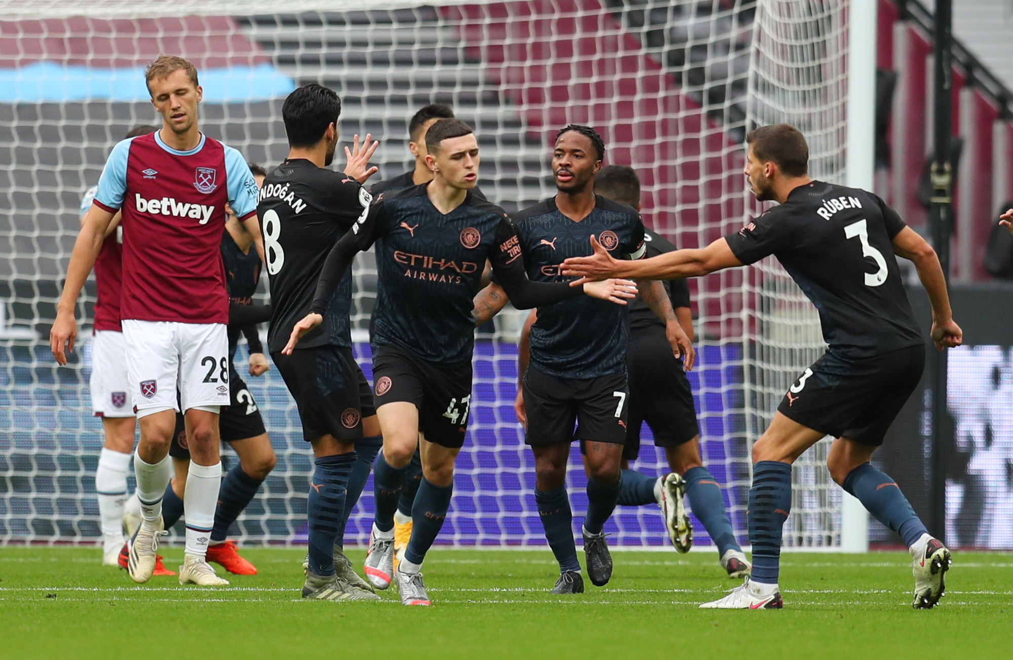 Man City tho&aacute;t hiểm trước West Ham, tiếp tục văng Top 10 - Ảnh 5.
