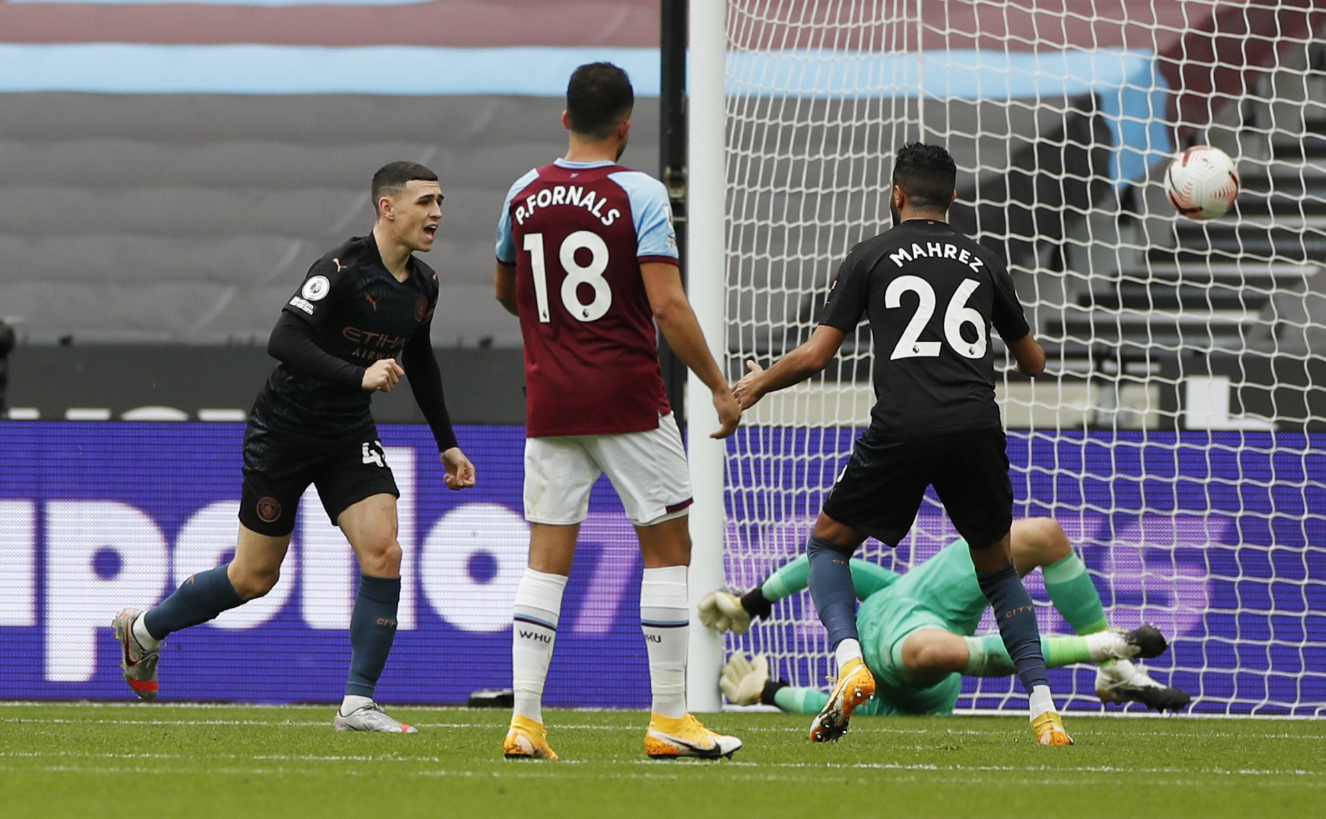 Man City tho&aacute;t hiểm trước West Ham, tiếp tục văng Top 10 - Ảnh 4.