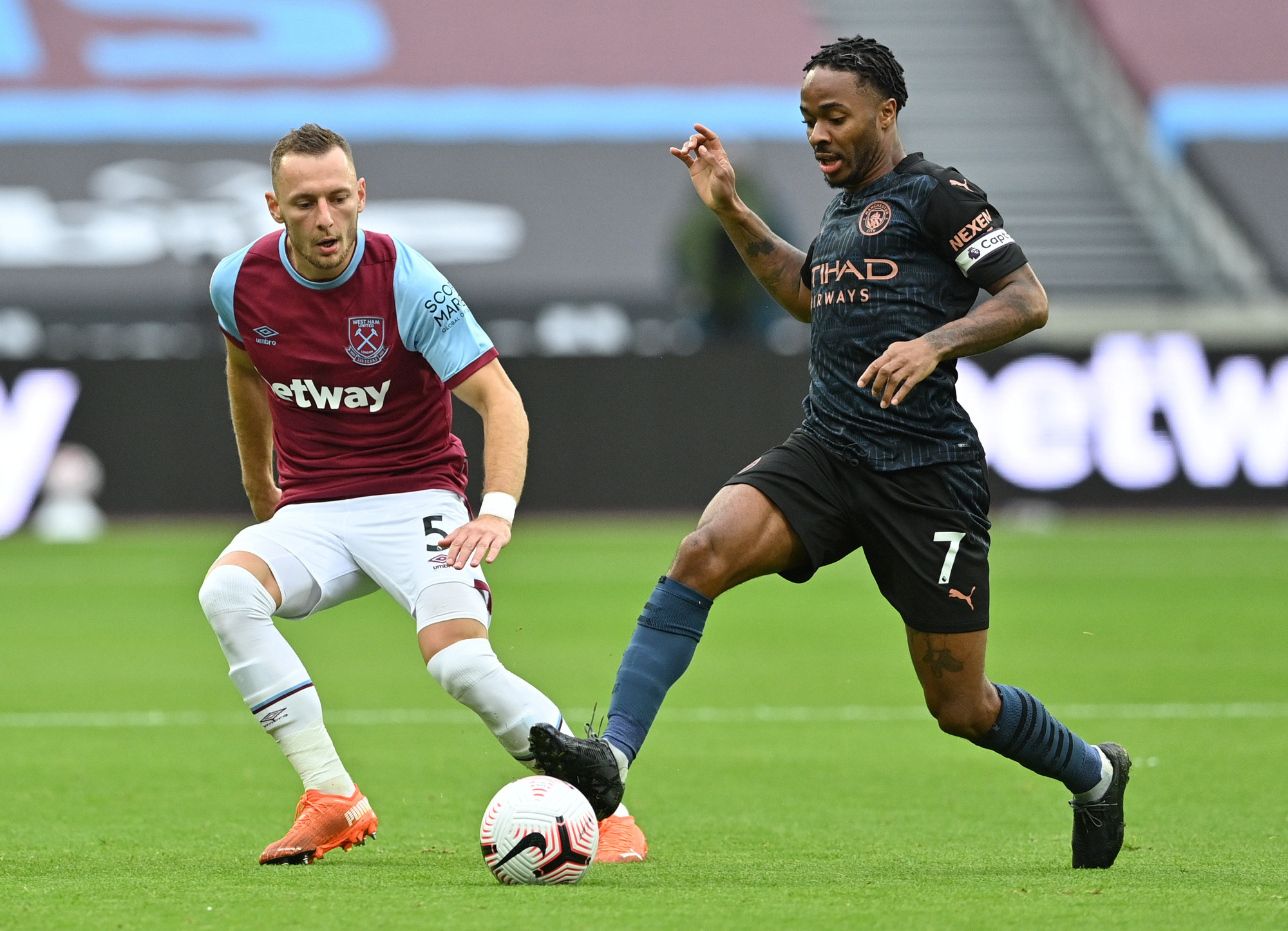 Man City tho&aacute;t hiểm trước West Ham, tiếp tục văng Top 10 - Ảnh 6.