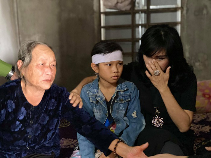 Ca sĩ Thanh Lam, T&ugrave;ng Dương tặng mỗi gia đ&igrave;nh thiệt hại do mưa lũ ở H&agrave; Tĩnh 10 triệu đồng - Ảnh 6.