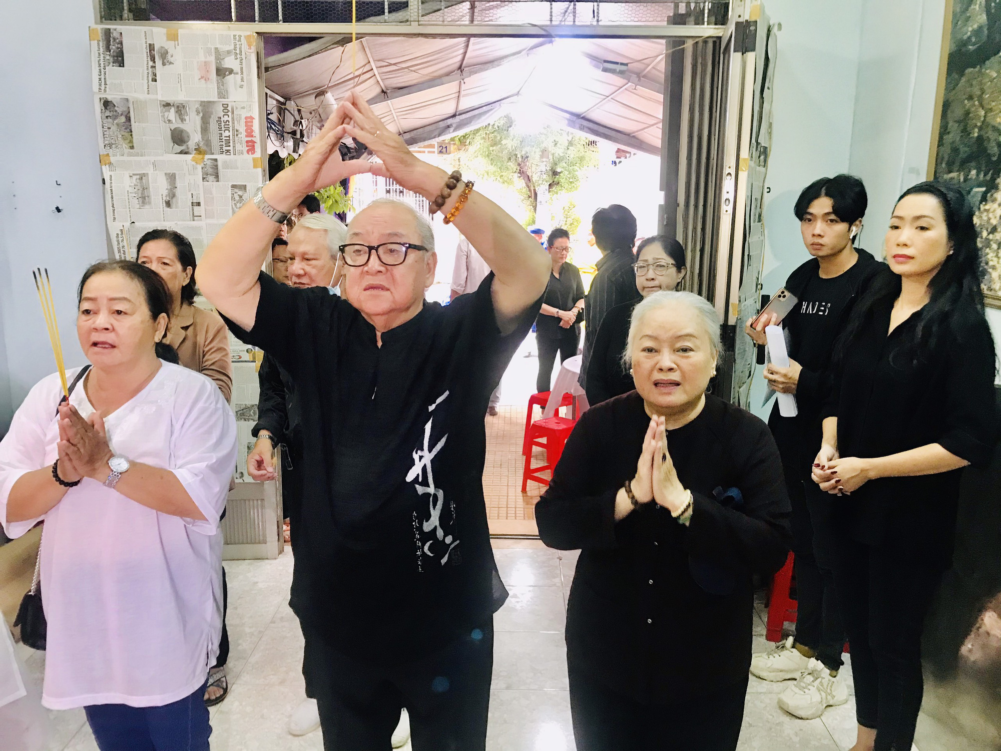 H&agrave;ng trăm người tiếc thương tiễn biệt NSƯT Nam H&ugrave;ng - Ảnh 2.