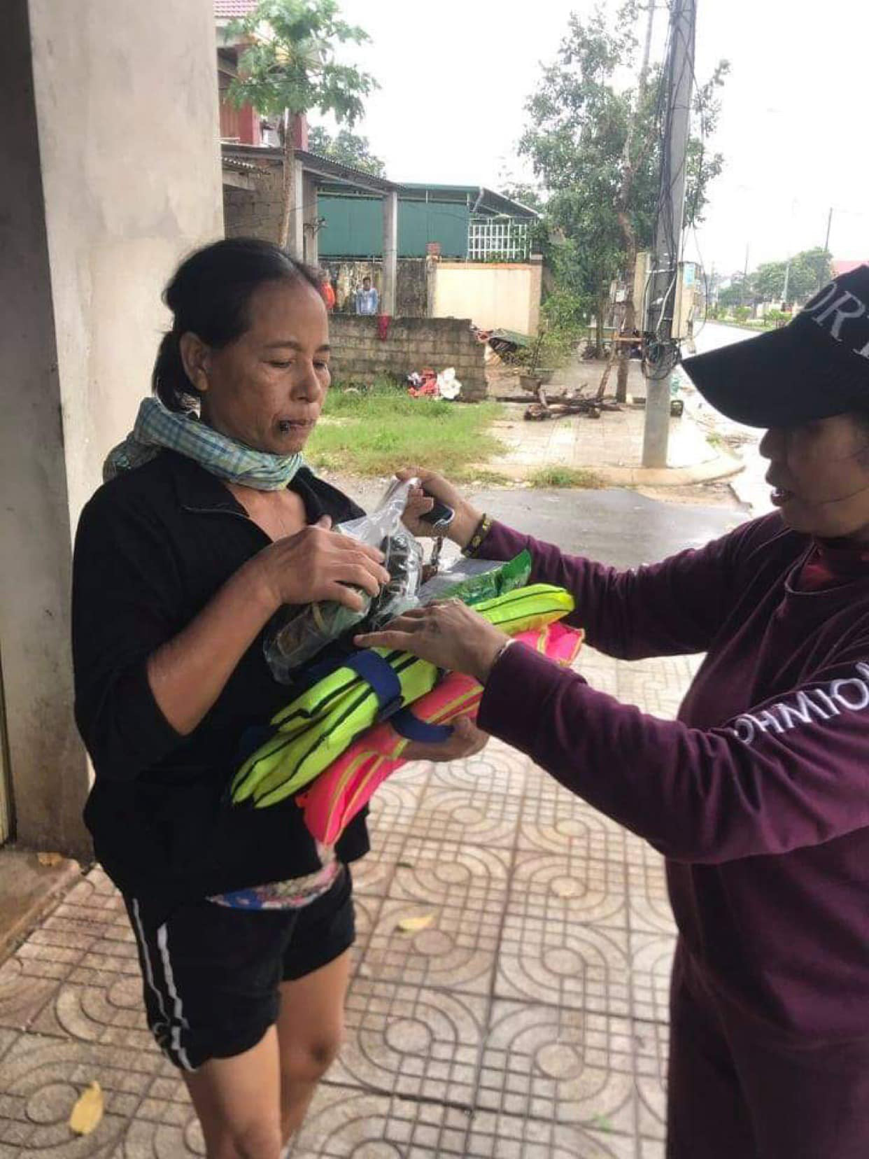 Ho&agrave;i Linh l&agrave;m thơ k&ecirc;u gọi mọi người tiếp tục gi&uacute;p miền Trung - Ảnh 3.