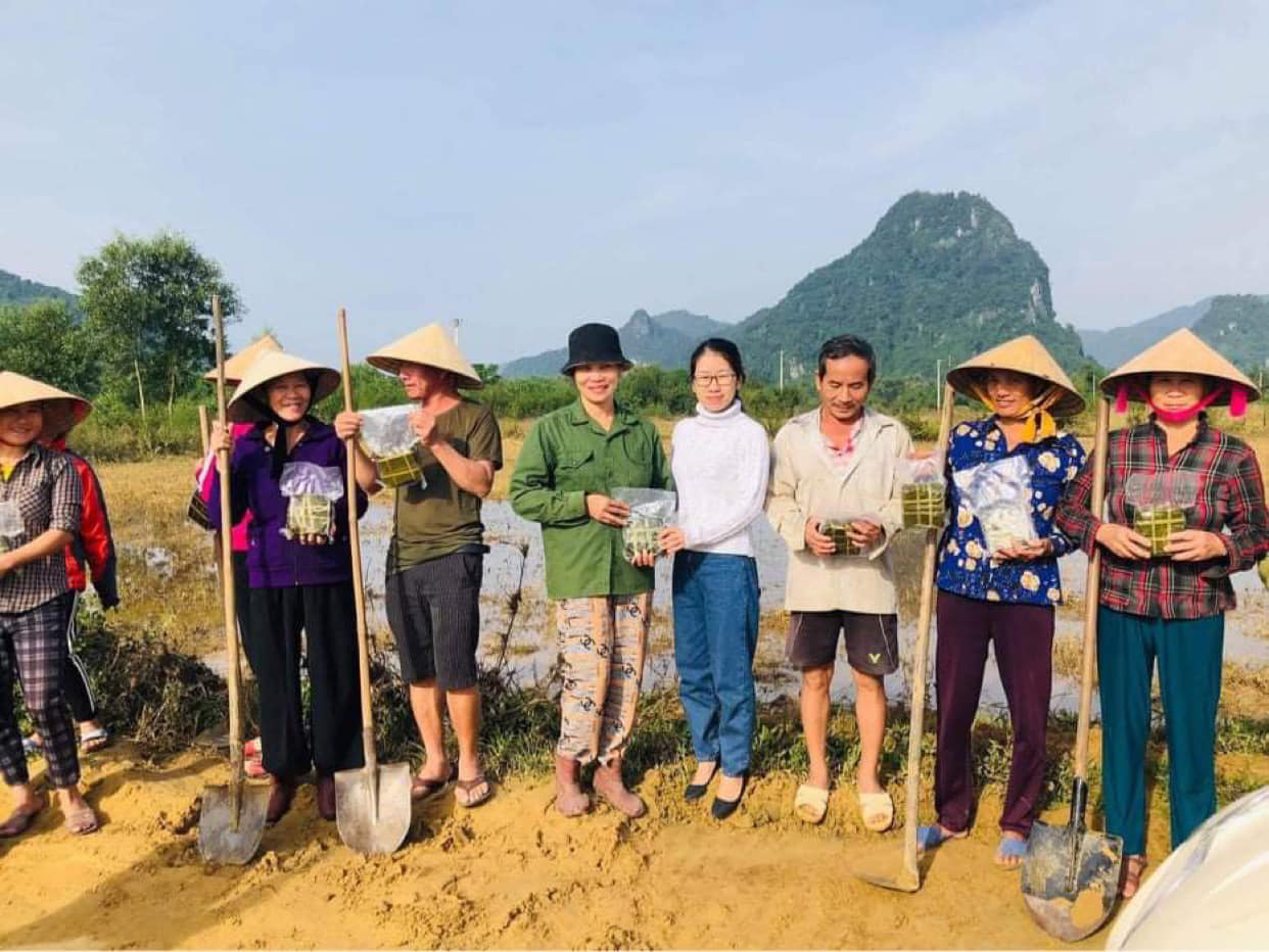 Ho&agrave;i Linh l&agrave;m thơ k&ecirc;u gọi mọi người tiếp tục gi&uacute;p miền Trung - Ảnh 4.