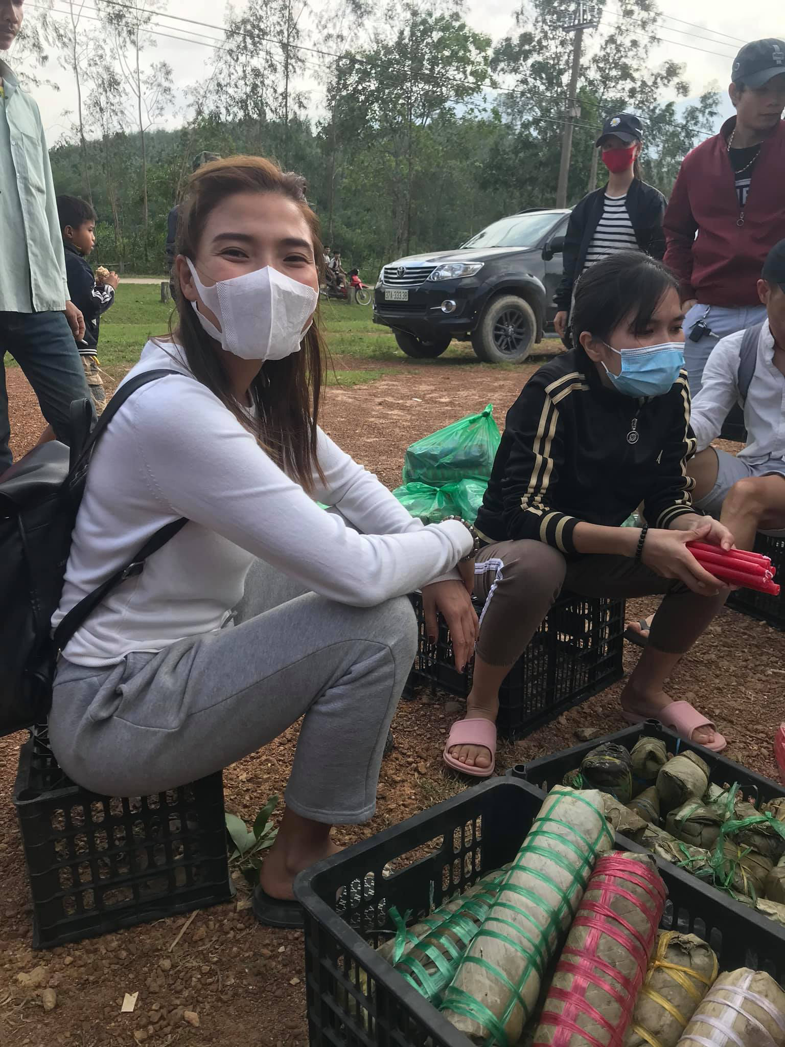 Ho&agrave;i Linh l&agrave;m thơ k&ecirc;u gọi mọi người tiếp tục gi&uacute;p miền Trung - Ảnh 5.