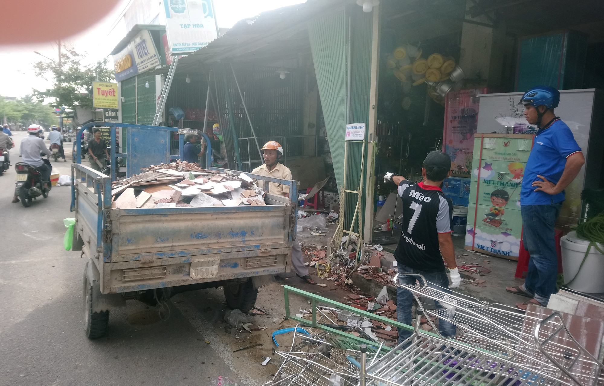 Hiện trường kinh hoàng vụ tai nạn ô tô lao vào nhà dân làm 3 người chết, 3 người bị thương ở Quảng Ngãi - Ảnh 7.