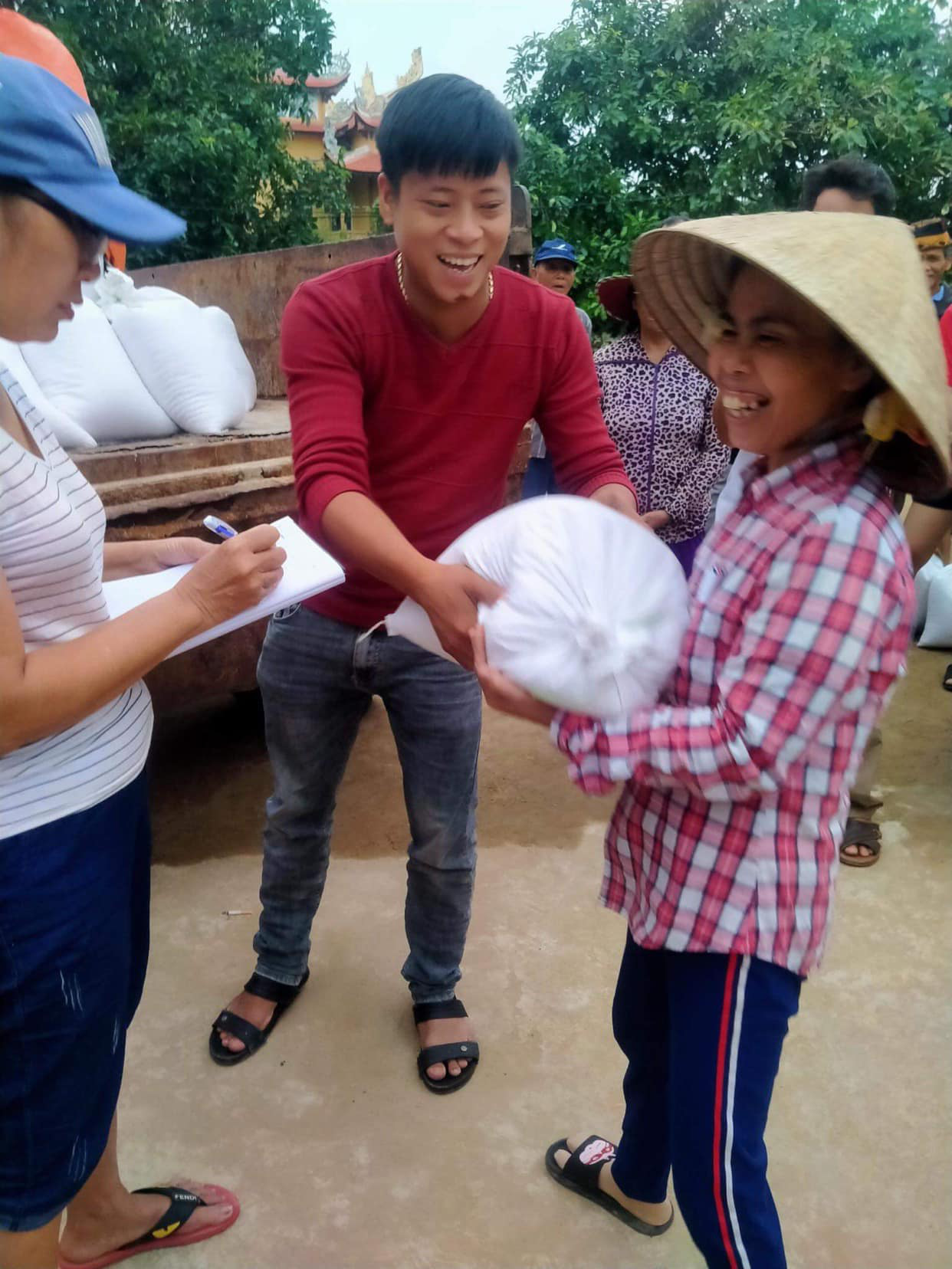 Ho&agrave;i Linh l&agrave;m thơ k&ecirc;u gọi mọi người tiếp tục gi&uacute;p miền Trung - Ảnh 2.