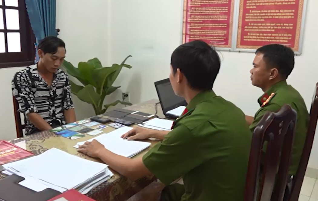 CLIP: Lời khai bất ngờ của kẻ chiếm đoạt tiền hỗ trợ vợ nạn nh&acirc;n R&agrave;o Trăng 3 - Ảnh 2.