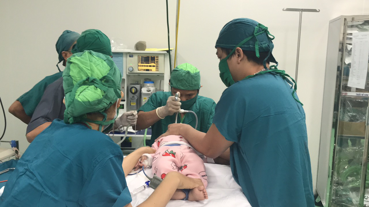 B&eacute; 6 th&aacute;ng tuổi nuốt khuy&ecirc;n tai, vướng tại cổ họng - Ảnh 2.
