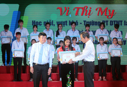 Gần 3 tỉ đồng khen thưởng con công nhân cao su vượt khó