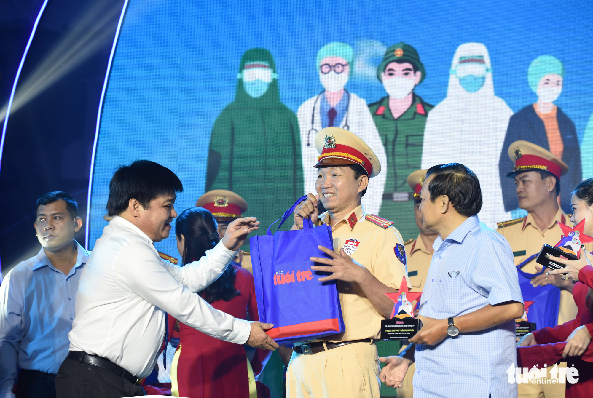 TP HCM: Tuy&ecirc;n dương, tri &acirc;n tuyến đầu chống dịch Covid-19 - Ảnh 2.