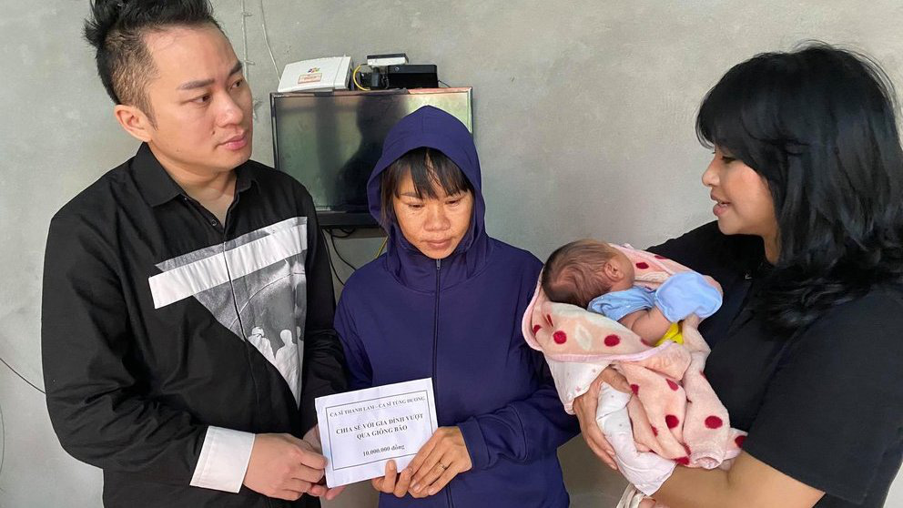 Ca sĩ Thanh Lam, Tùng Dương tặng mỗi gia đình thiệt hại do mưa lũ ở Hà Tĩnh 10 triệu đồng
