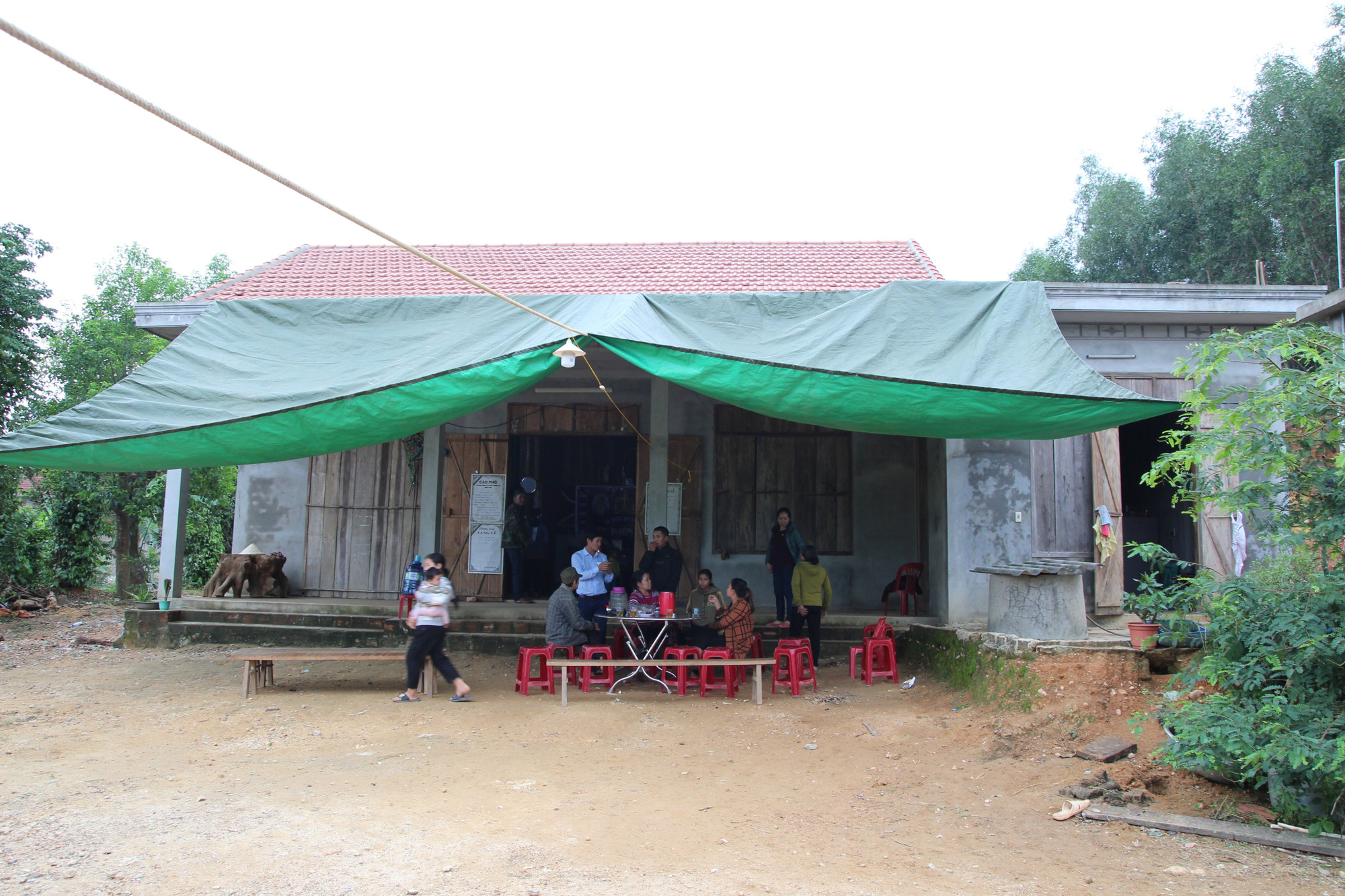 Tang thương phủ lấy xóm nghèo, nơi 4 phu trầm đi rừng bị núi sạt lở, vùi lấp - Ảnh 2.