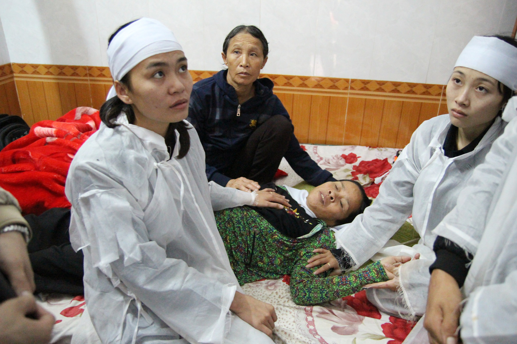 Tang thương phủ lấy xóm nghèo, nơi 4 phu trầm đi rừng bị núi sạt lở, vùi lấp - Ảnh 9.