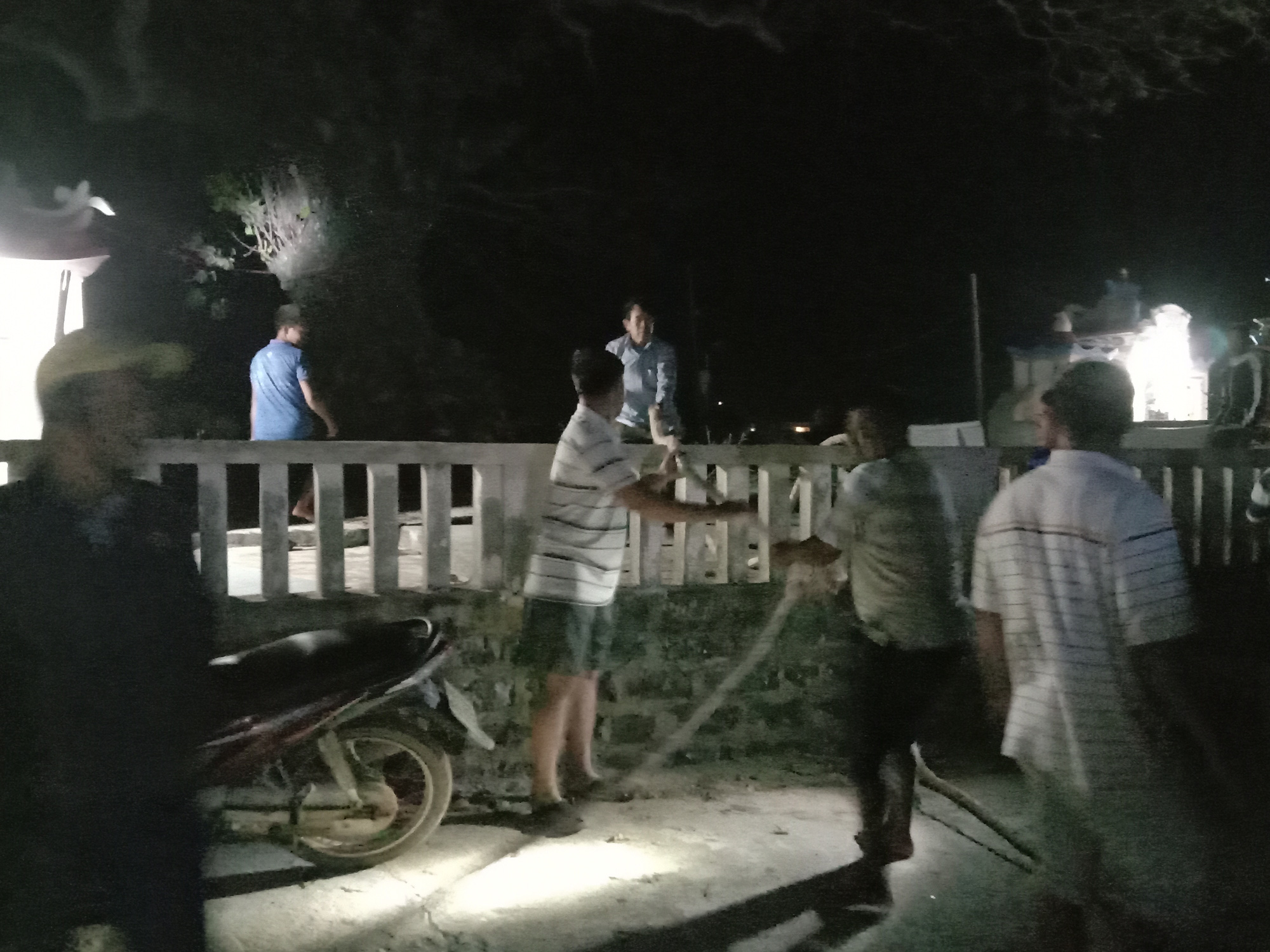 Tàu cá cùng 9 ngư dân bị mắc cạn ở Lý Sơn, nguy cơ bị sóng biển đánh chìm - Ảnh 2.