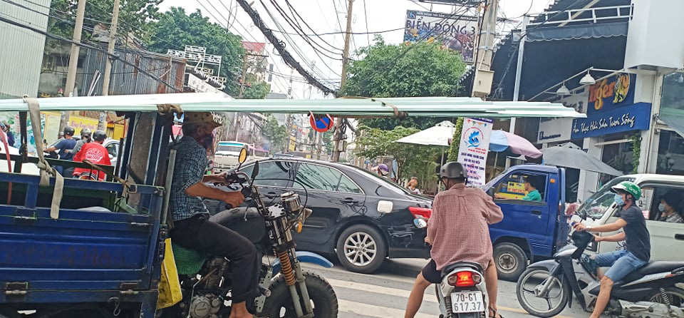 Ớn lạnh những kiểu chở hàng bất chấp tính mạng người khác