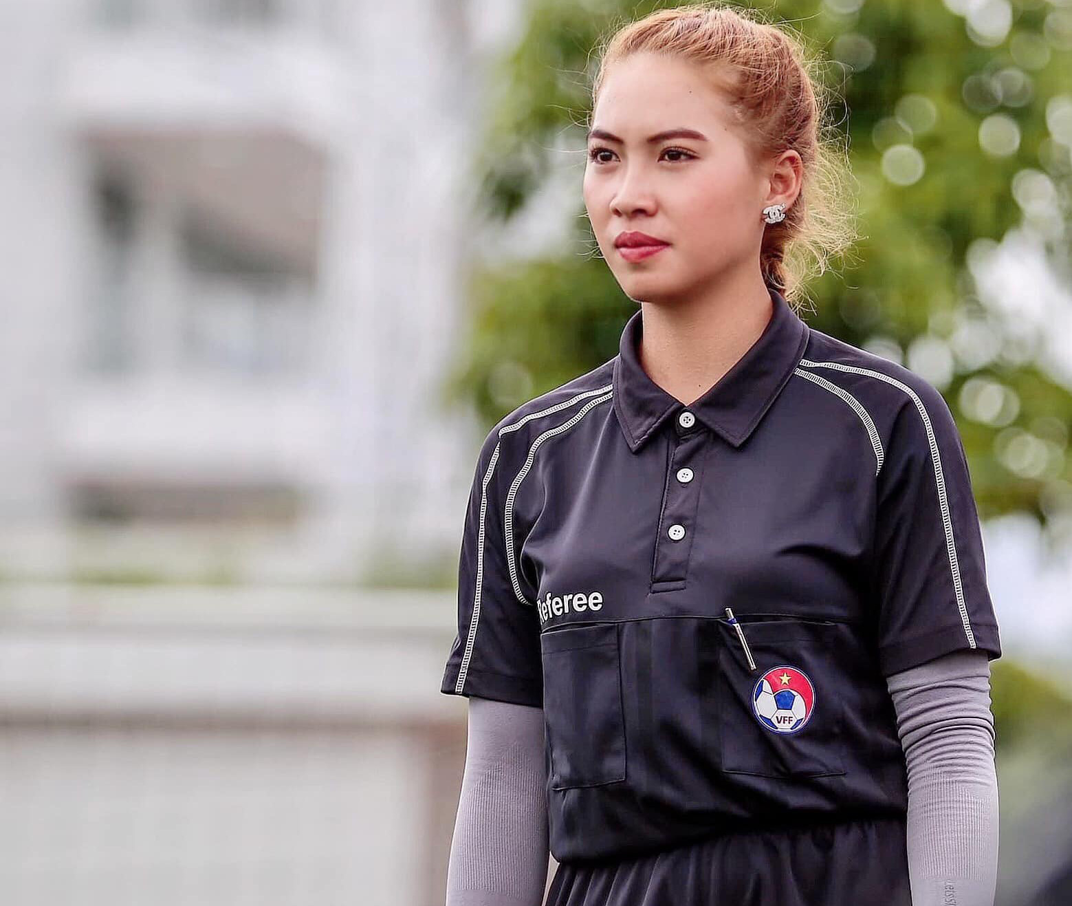 Nữ trọng tài “gây thương nhớ” tại giải bóng đá báo chí ĐBSCL - Ảnh 1.