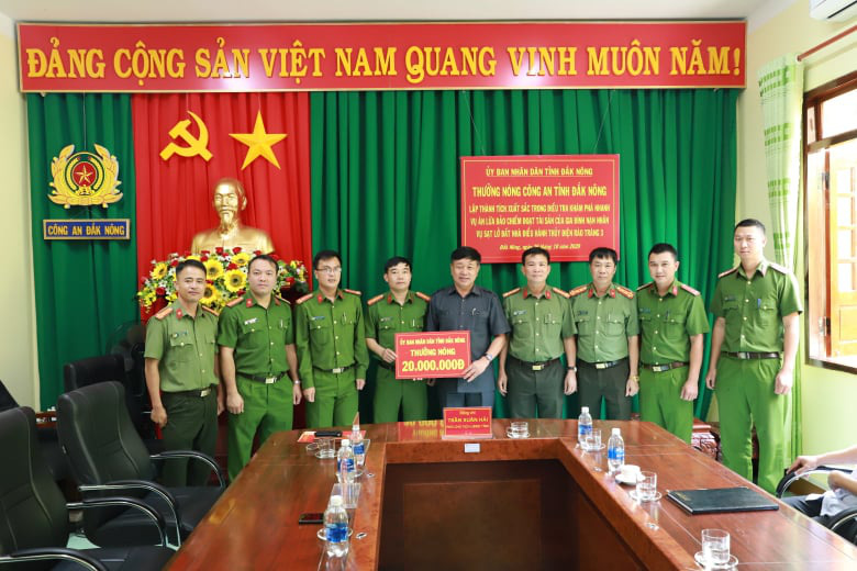Truy bắt nhanh kẻ lừa tiền vợ nạn nhân Rào Trăng 3, Công an Đắk Nông được thưởng nóng