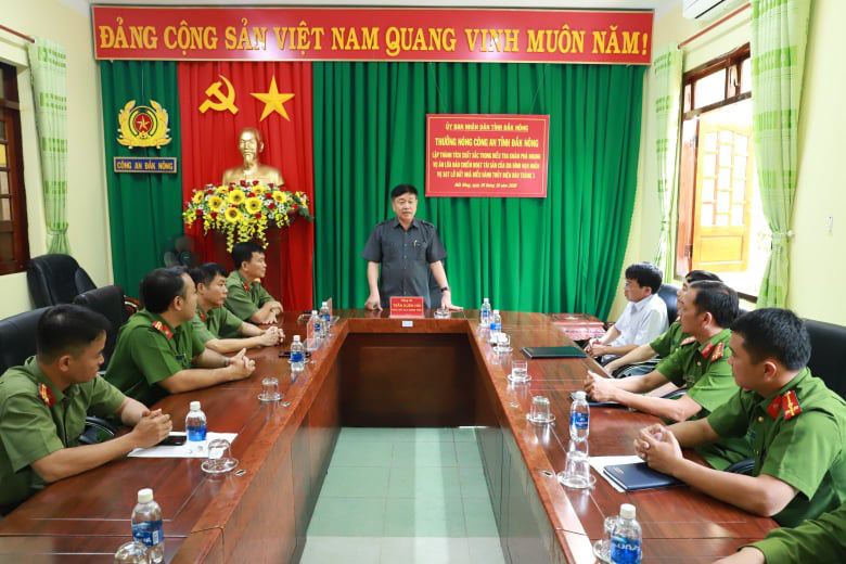 Truy bắt nhanh kẻ lừa tiền vợ nạn nhân Rào Trăng 3, Công an Đắk Nông được thưởng nóng - Ảnh 1.