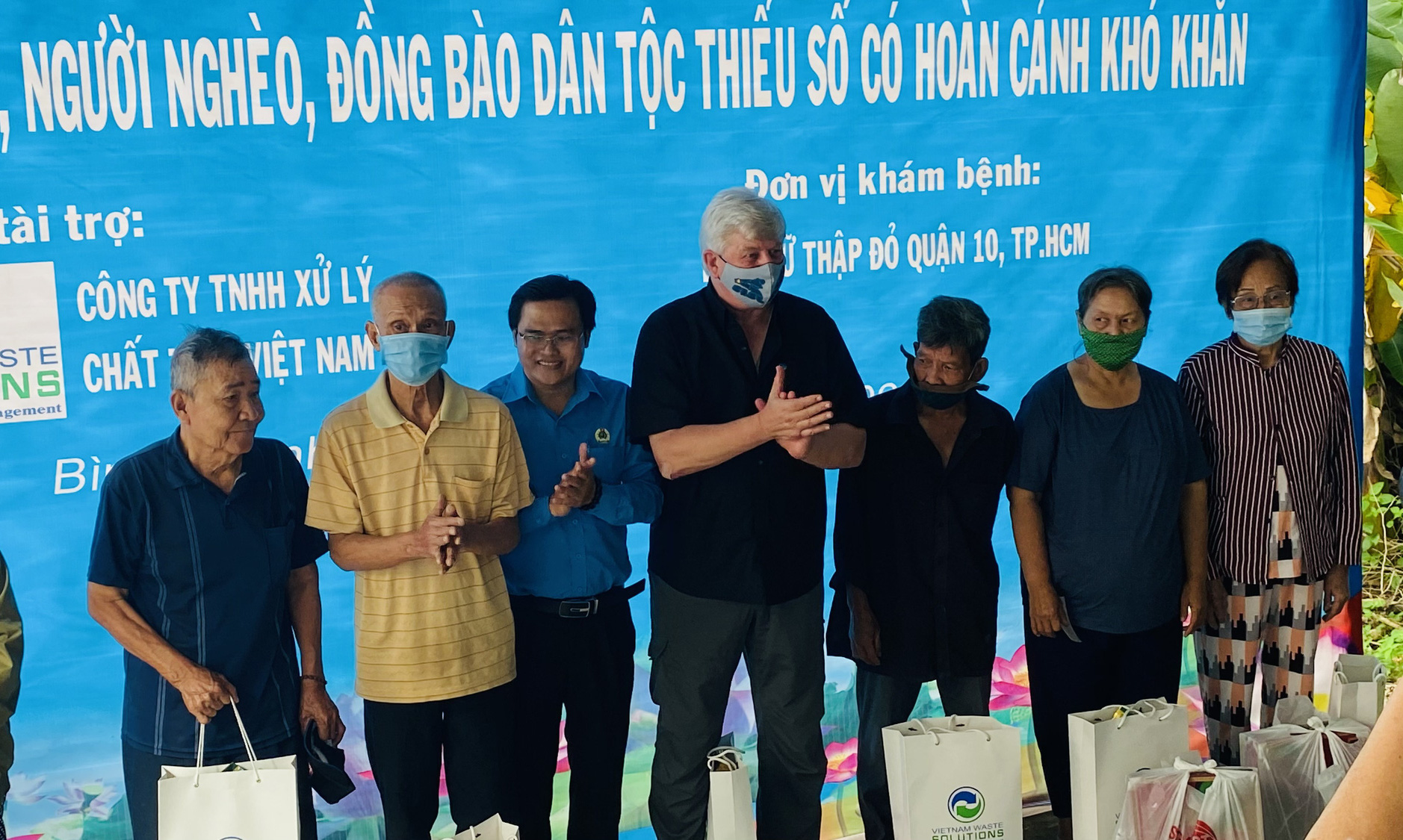 Tặng quà, khám bệnh cho hơn 300 hộ dân ở huyện Bình Chánh
