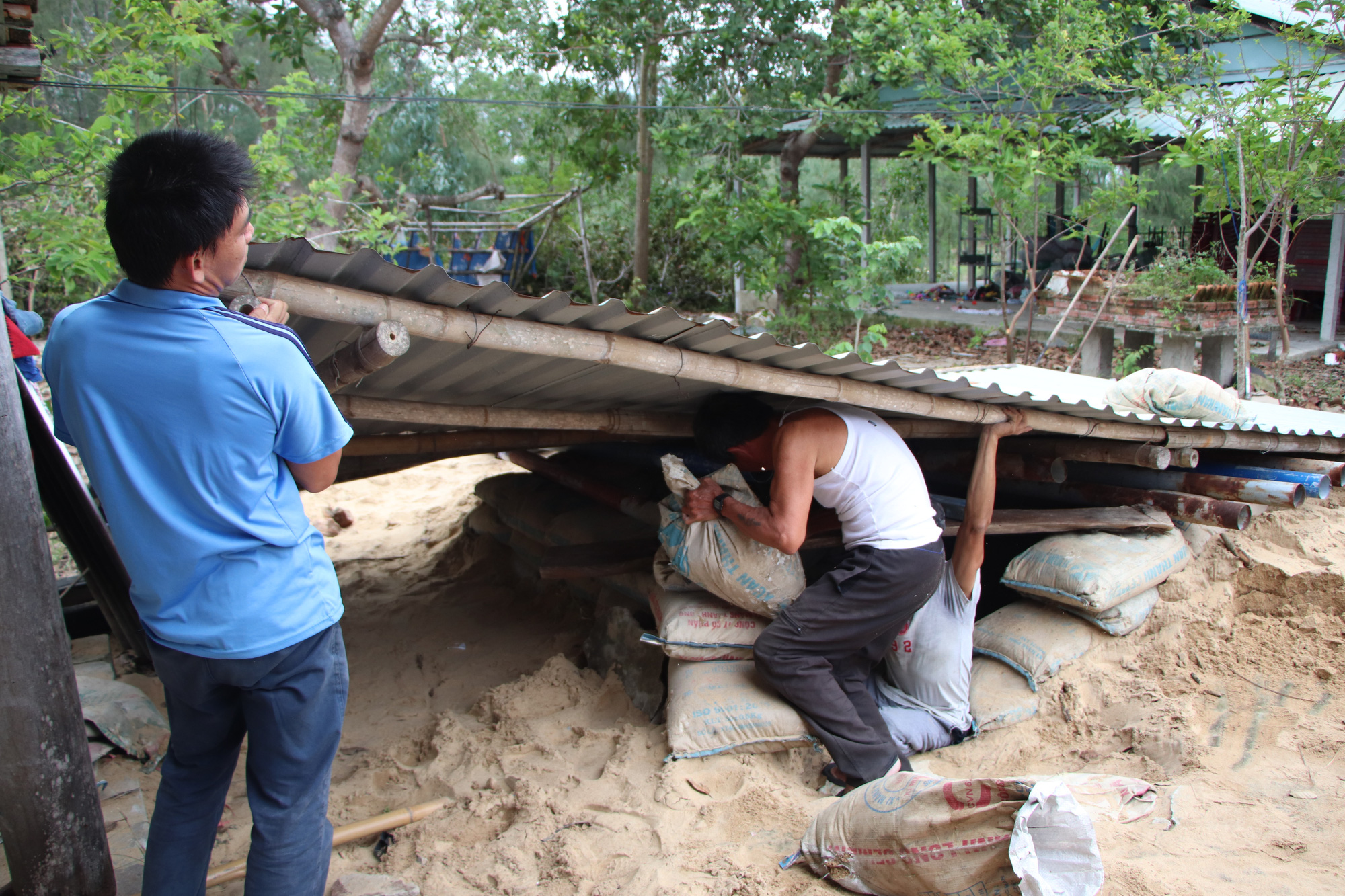Người d&acirc;n Quảng Nam đ&agrave;o hầm tr&aacute;nh b&atilde;o số 9 - Ảnh 9.