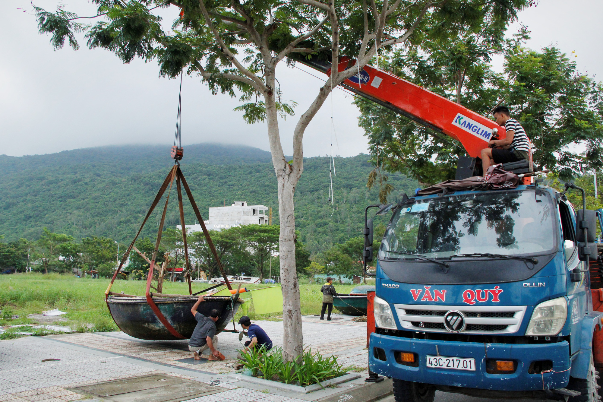 Đà Nẵng chạy đua chống bão số 9, dù trời đang nắng - Ảnh 4.