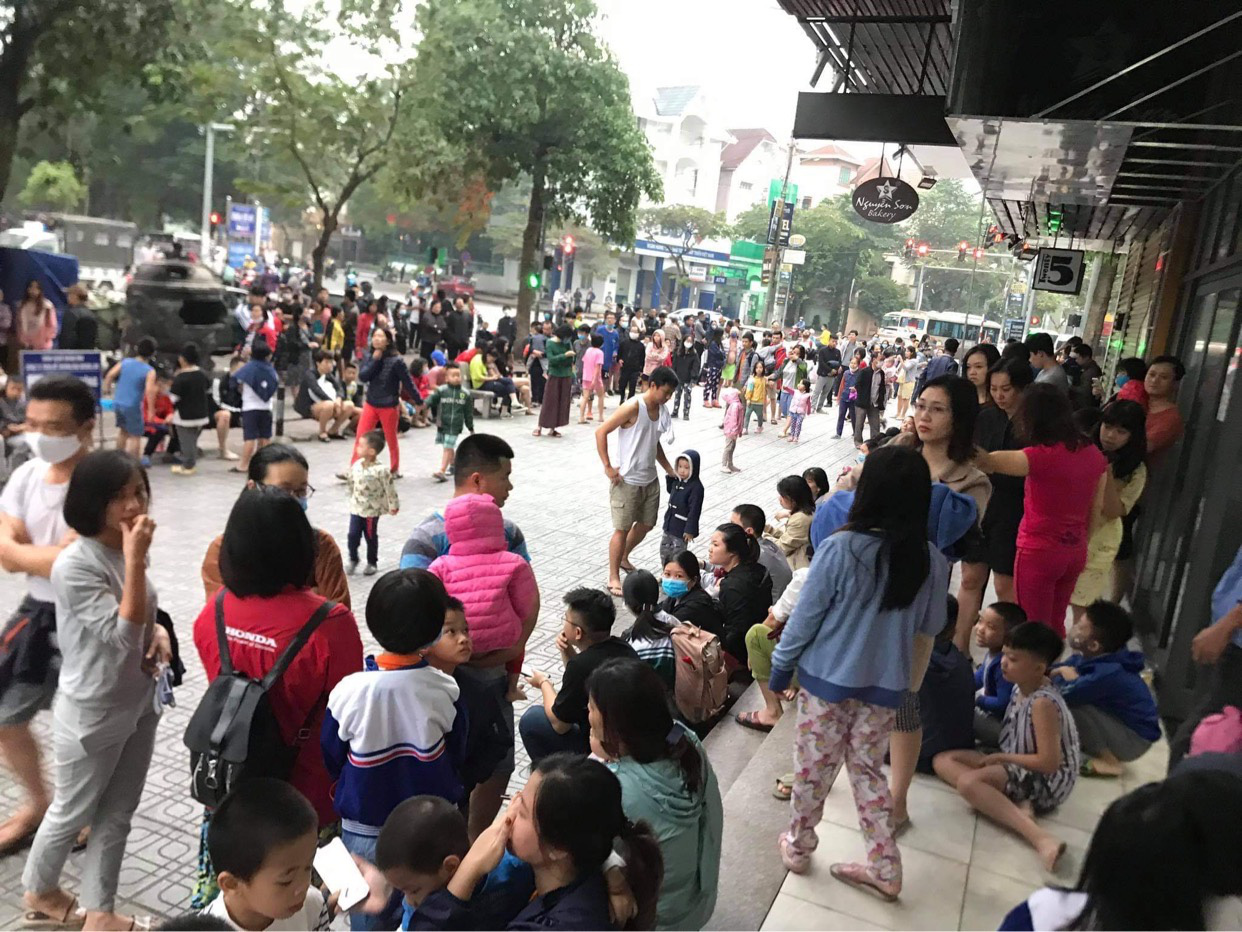 Ch&aacute;y chung cư, h&agrave;ng ng&agrave;n người hoảng sợ th&aacute;o chạy - Ảnh 2.