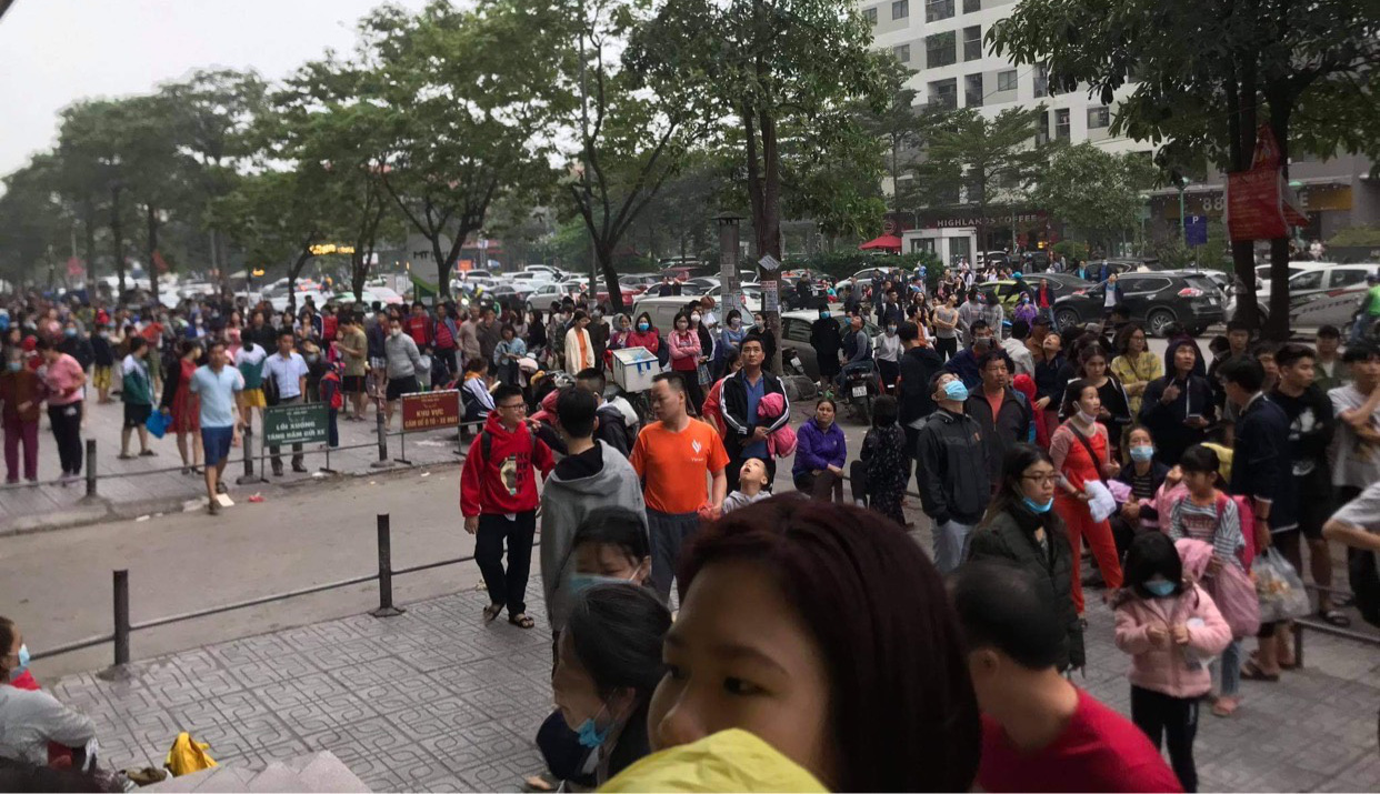 Ch&aacute;y chung cư, h&agrave;ng ng&agrave;n người hoảng sợ th&aacute;o chạy - Ảnh 6.