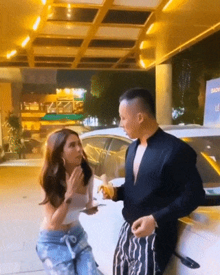 Ngọc Trinh bị n&eacute;m đ&aacute; v&igrave; th&ocirc; tục - Ảnh 1.