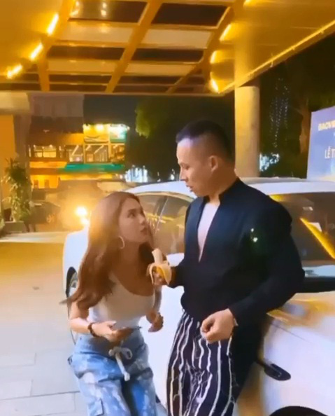 Ngọc Trinh bị n&eacute;m đ&aacute; v&igrave; th&ocirc; tục - Ảnh 2.