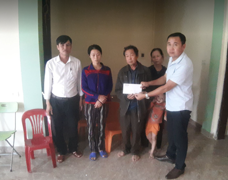 Thăm hỏi, trao quà của bạn đọc Báo Người Lao Động cho người thân 3 công nhân gặp nạn tại thủy điện Rào Trăng 3