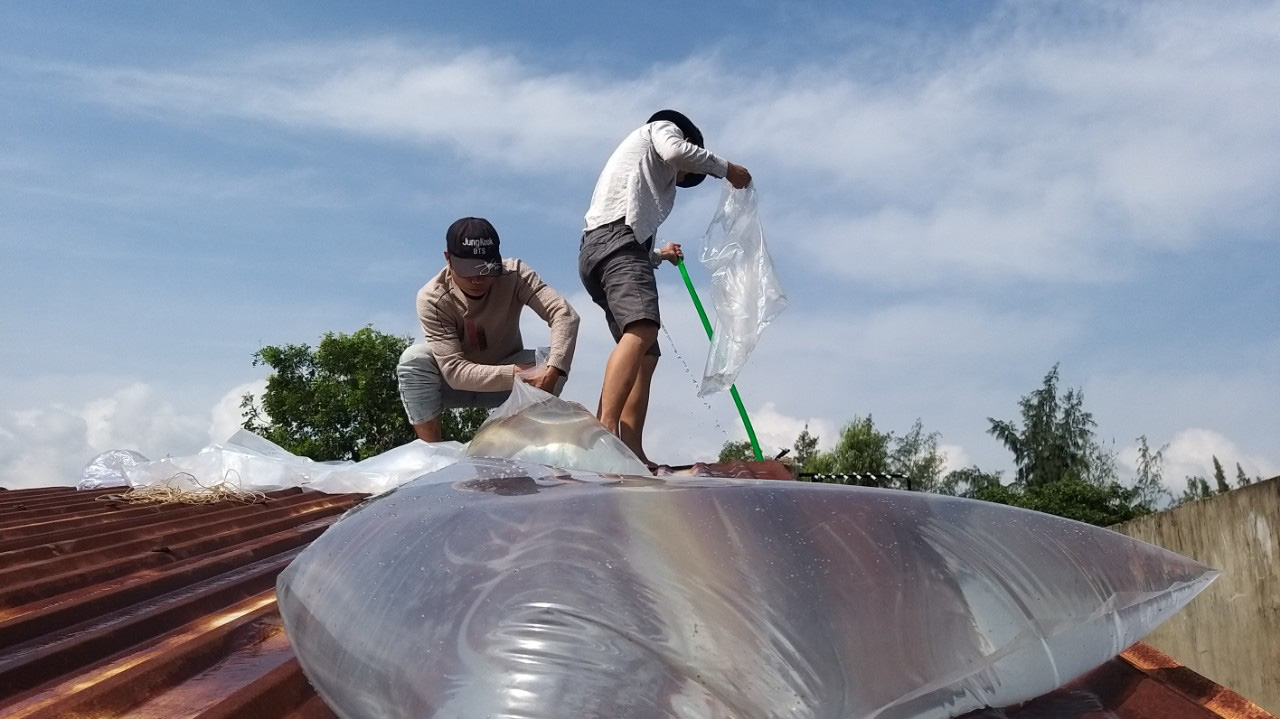 Người dân Quảng Nam dùng bao nước chèn mái nhà chống bão - Ảnh 9.