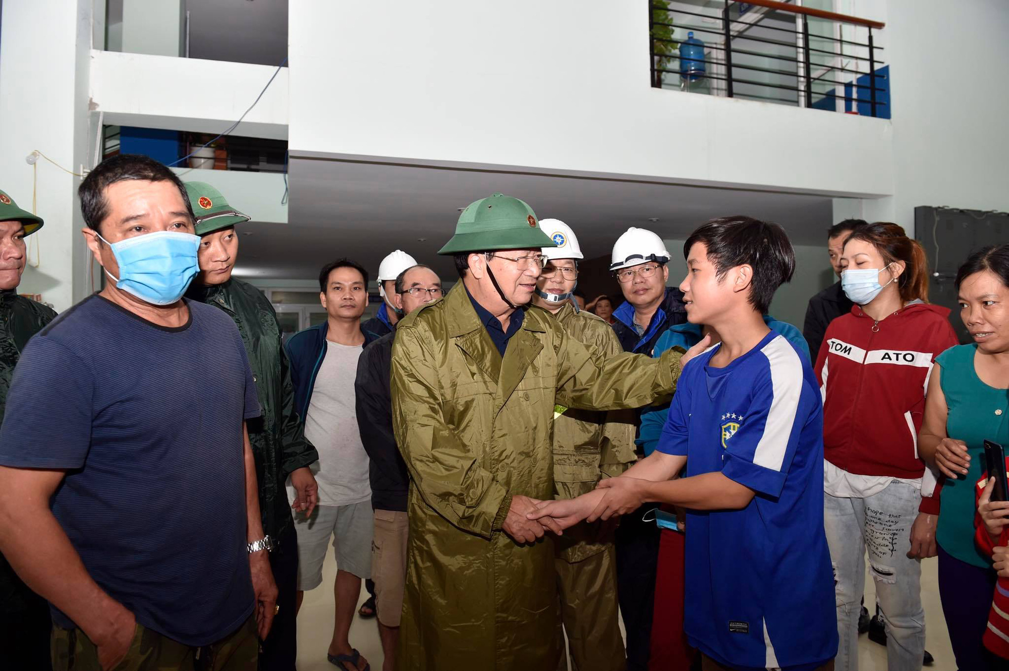 Phó thủ tướng Trịnh Đình Dũng: Bà con yên tâm tránh bão, công an sẽ bảo vệ tài sản cho dân - Ảnh 3.
