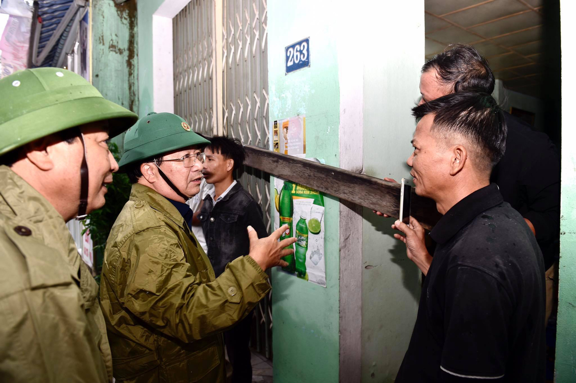 Phó thủ tướng Trịnh Đình Dũng: Bà con yên tâm tránh bão, công an sẽ bảo vệ tài sản cho dân - Ảnh 5.