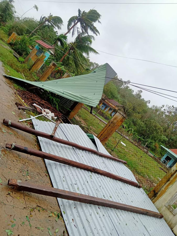Bão số 9 quần thảo, Quảng Nam tơi bời, 2 ngư dân trên tàu bị sóng đánh chìm suýt chết - Ảnh 9.