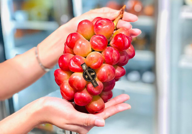 Kh&aacute;ch Việt lại ph&aacute;t sốt với nho Nhật h&igrave;nh tr&aacute;i tim gi&aacute; 2 triệu đồng/kg - Ảnh 1.