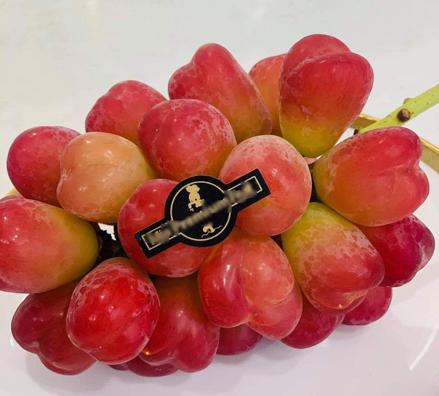 Khách Việt lại "phát sốt" với nho Nhật hình trái tim giá 2 triệu đồng/kg