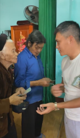 Công Vinh cứu Thủy Tiên khỏi bị soi khi trao tiền hỗ trợ người dân vùng lũ miền Trung - Ảnh 3.