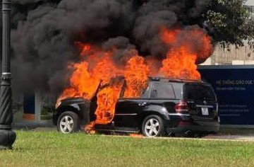 Xe sang Mercedes GL450 đang chạy bất ngờ cháy ngùn ngụt