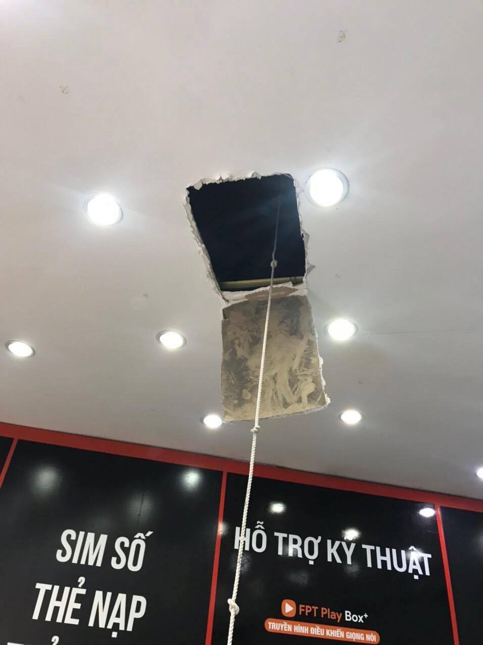 Bắt tên trộm đột nhập cửa hàng FPT Shop trộm 120 triệu đồng - Ảnh 2.