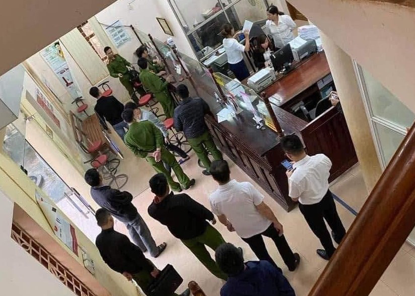 Khởi tố, bắt giam kẻ bịt mặt cầm súng xông vào ngân hàng cướp tiền
