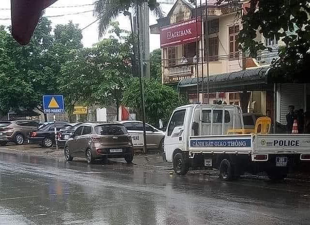 T&aacute;o tợn x&ocirc;ng v&agrave;o chi nh&aacute;nh ng&acirc;n h&agrave;ng uy hiếp nh&acirc;n vi&ecirc;n cướp hơn 200 triệu đồng - Ảnh 1.